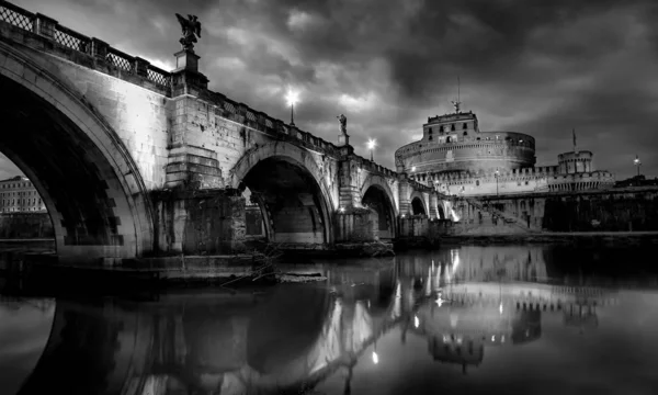 Roma Puesta del sol Puente de San Ángel. Fotografía en blanco y negro — Foto de Stock