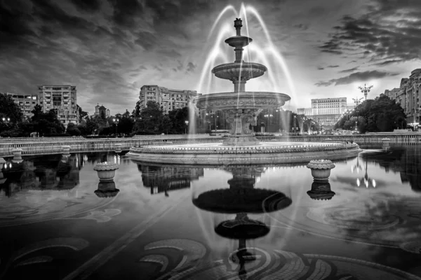 Bukarest bei Sonnenuntergang, unirii square Schwarzweiß-Fotografie — Stockfoto