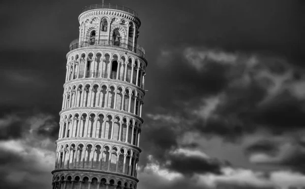 Det lutande tornet i Pisa arkitektoniska detalj svart och vitt fotografi — Stockfoto