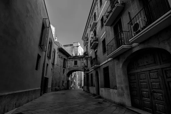 Valencia Spanien Smala gatan med Arch Bridge Svart och vitt fotografi — Stockfoto