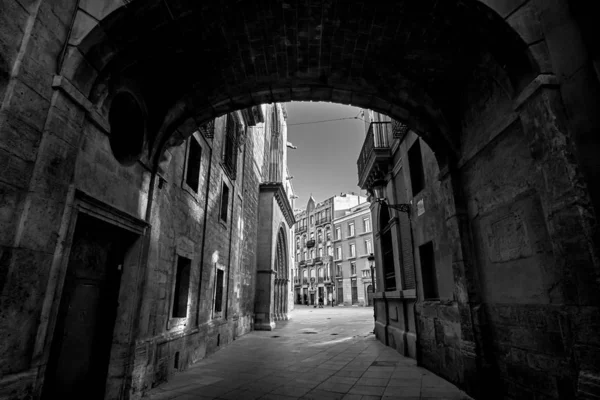 Valencia Spanien Smala gatan med Arch Bridge Svart och vitt fotografi — Stockfoto