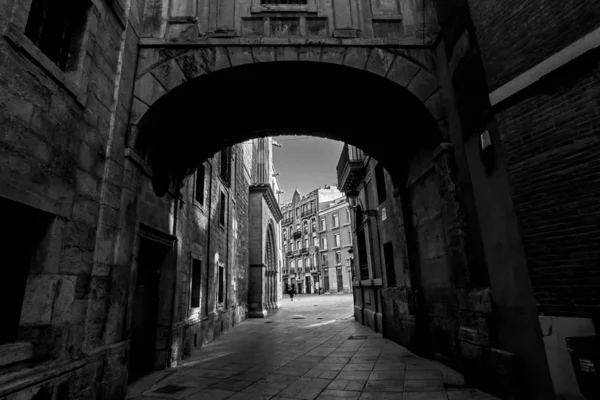 Walencja Hiszpania Wąska uliczka z mostem łukowym Fotografia czarno-biała — Zdjęcie stockowe