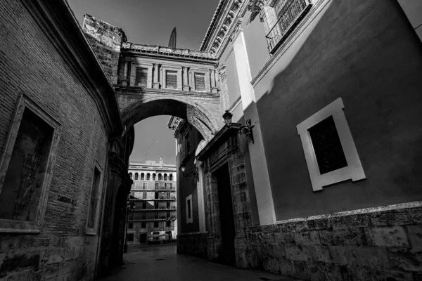 Walencja Hiszpania Wąska uliczka z mostem łukowym Fotografia czarno-biała — Zdjęcie stockowe
