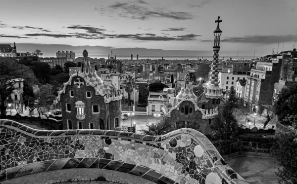 Park Guell W Barcelonie Hiszpania o wschodzie słońca Czarno-białe fotografie — Zdjęcie stockowe