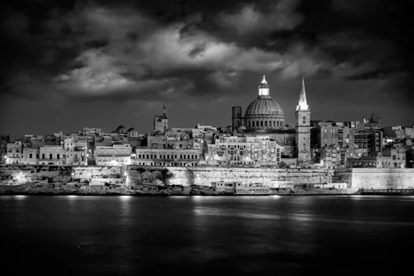 Valletta Skyline al atardecer, Malta Fotografía en blanco y negro — Foto de Stock