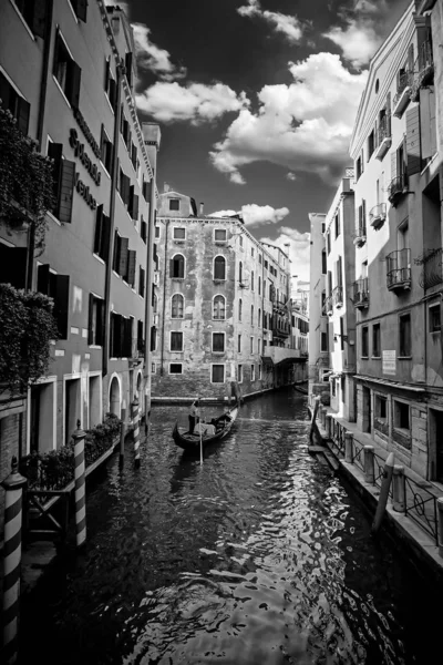 Canal de Venetië en Gondel Zwart-Witte Fotografie — Stockfoto