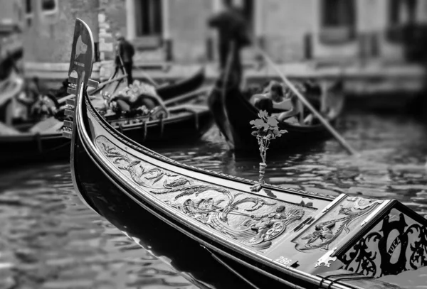 Benátky Gondola Closeup černobílá fotografie — Stock fotografie