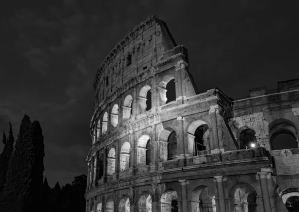 Roma Coliseu à noite Arquitetura em Roma Centro da Cidade Fotografia em preto e branco — Fotografia de Stock