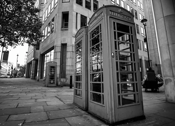 London Phone Boxes Czarno-białe zdjęcia — Zdjęcie stockowe