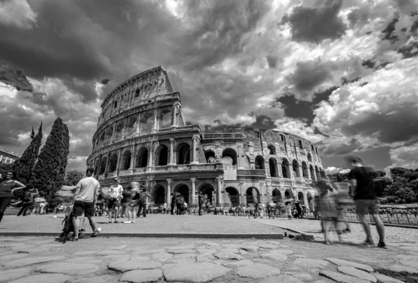 Turisti in visita al Colosseo di Roma Fotografia in bianco e nero — Foto Stock