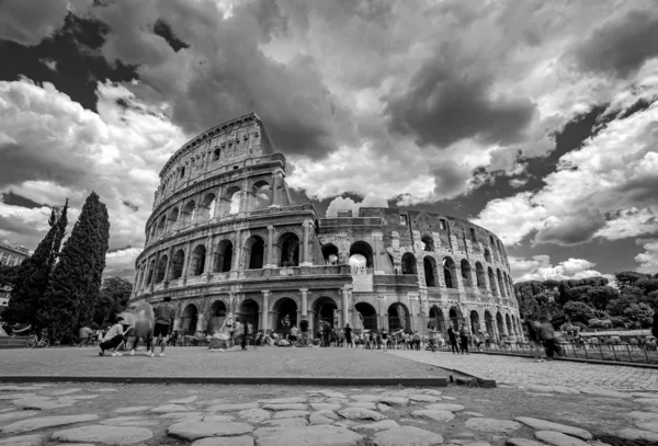 Touristes visitant le Colisée de Rome Italie Photographie noir et blanc — Photo