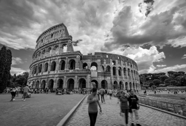 Turisté Návštěva Kolosea v Římě Itálie Černobílá fotografie — Stock fotografie