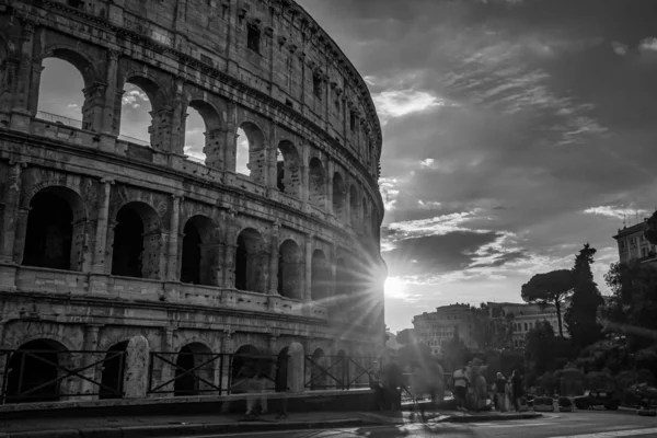 Turistas que visitan el Coliseo de Roma Italia Fotografía en blanco y negro — Foto de Stock