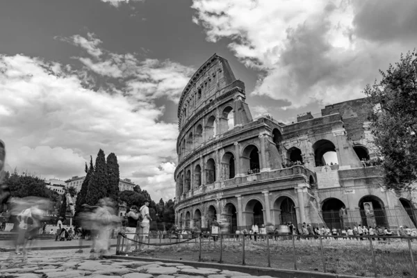 Turistas que visitan el Coliseo de Roma Italia Fotografía en blanco y negro — Foto de Stock