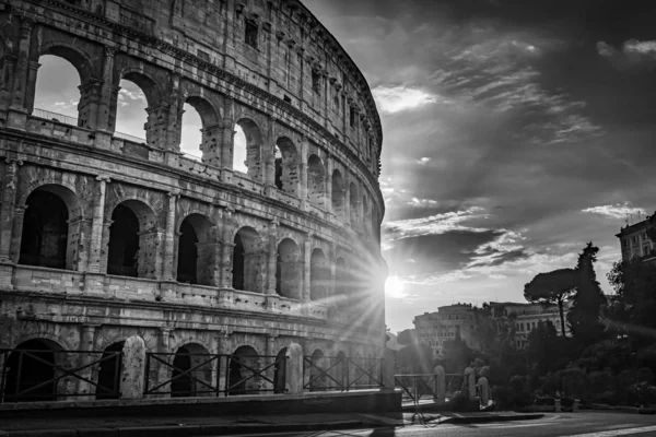 罗马夜晚建筑中的罗马竞技场- -罗马城市中心黑白摄影 — 图库照片