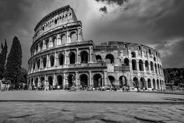 Turistas visitando o Coliseu em Roma Itália Fotografia em preto e branco — Fotografia de Stock