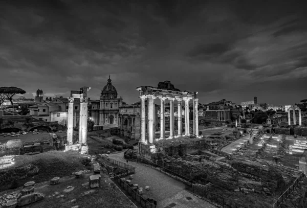 Foro Romano en Sunset Architecture en el Centro de Roma Fotografía en Blanco y Negro — Foto de Stock