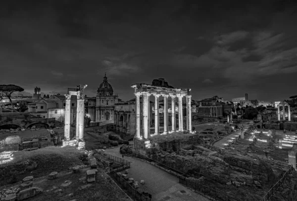 Forum Romain à l'Architecture du Coucher du Soleil à Rome Photographie Noir et Blanc — Photo