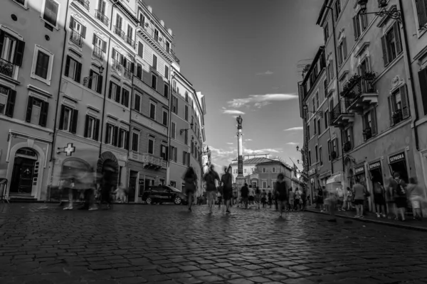 Turisté Návštěva Říma Itálie Černobílá fotografie — Stock fotografie