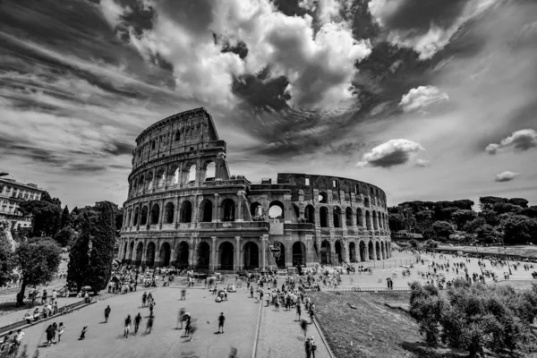 Turistas visitando o Coliseu em Roma Itália Fotografia em preto e branco — Fotografia de Stock