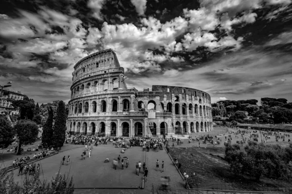 Turistas que visitan el Coliseo de Roma Italia Fotografía en blanco y negro — Foto de Stock