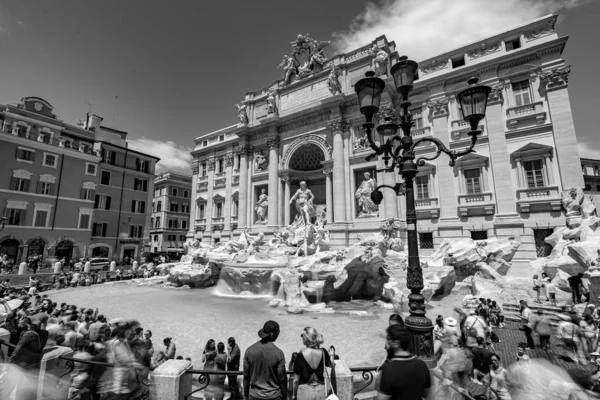 Turisté Návštěva Fontana Di Trevi v Římě Itálie černobílá fotografie — Stock fotografie