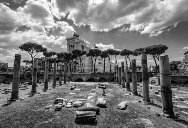Rome Architecture dans le centre-ville de Rome Photographie noir et blanc — Photo