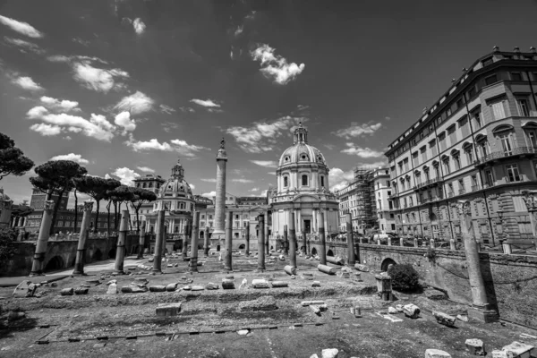 Rom Trajans kolumn Arkitektur i Rom centrum Svart och vitt fotografi — Stockfoto