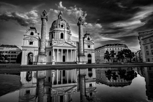 Karlskirche in Wien, Österreich bei Sonnenuntergang. St. Karlskirche Schwarz-Weiß-Fotografie — Stockfoto