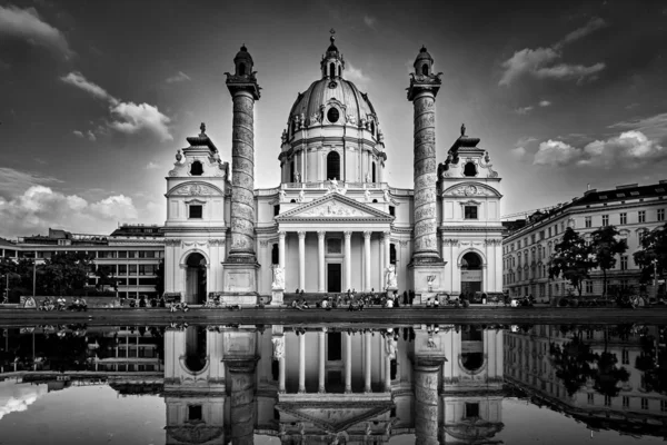 Karlskirche in Wien, Österreich bei Sonnenuntergang. St. Karlskirche Schwarz-Weiß-Fotografie — Stockfoto