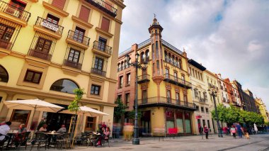 Seville, İspanya - 10 Şubat 2020: Güzel Sevilla İspanya Şehir Merkezi 'ndeki Ana Bulvar' ın mimarisi
