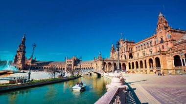 Seville, İspanya - 10 Şubat 2020: İspanya Plaza de Espana İspanya Meydanı Güzel Sevilla İspanya Şehir Merkezi 'ndeki Kanal' da tekneleri ile