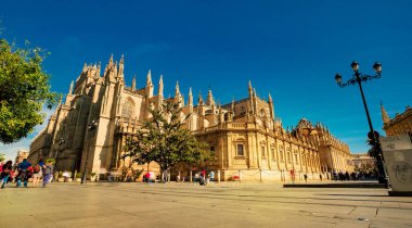Seville, İspanya - 10 Şubat 2020: Seville Katedrali Güzel Sevilla İspanya Şehir Merkezi 'ndeki en büyük Ghotik Katedrali