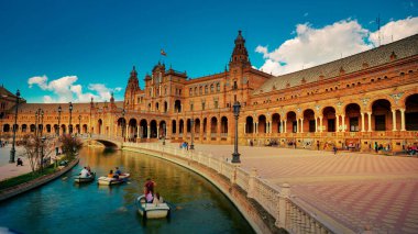 Seville, İspanya - 10 Şubat 2020: İspanya Plaza de Espana İspanya Meydanı Güzel Sevilla İspanya Şehir Merkezi 'ndeki Kanal' da tekneleri ile