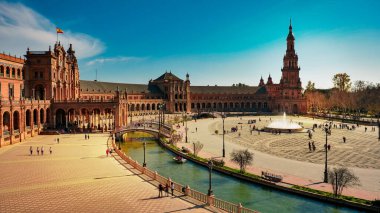 Seville, İspanya - 10 Şubat 2020: İspanya Plaza de Espana İspanya Meydanı Güzel Sevilla İspanya Şehir Merkezi 'ndeki Kanal' da tekneleri ile