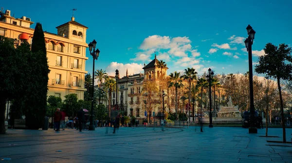 西班牙塞维利亚 2020年2月10日 美丽的塞维利亚西班牙市中心主干道上的建筑 — 图库照片