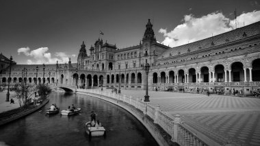 Seville, İspanya - 10 Şubat 2020: İspanya Plaza de Espana İspanya Meydanı 'nın Güzel İspanya Şehir Merkezi' nde teknelerle çekilmiş siyah ve beyaz fotoğrafı