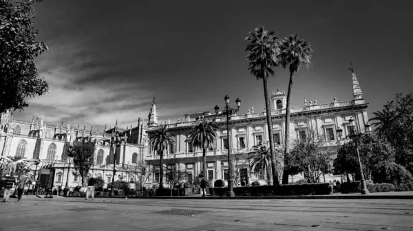 西班牙塞维利亚 2020年2月10日 美丽的塞维利亚西班牙市中心大街上建筑的黑白摄影 — 图库照片