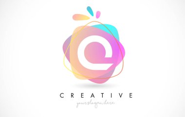 Q Harfi Logo Tasarımı. Renkli, yuvarlak şekilli. Pembe ve Mavi Turuncu Soyut Tasarım Harf Simgesi Vektör İllüstrasyonu.