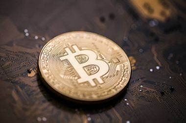 Bitcoin altın belirteci bir anakart bilgisayar arayüzü üzerinde yalan 