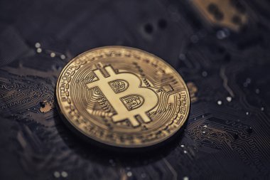 Bitcoin altın belirteci bir anakart bilgisayar arayüzü üzerinde yalan 