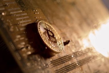 Bitcoin altın belirteci bir anakart bilgisayar arayüzü üzerinde yalan 