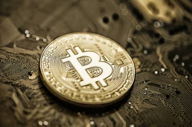 Bitcoin altın belirteci bir anakart bilgisayar arayüzü üzerinde yalan 
