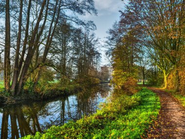 Alman muensterland 'inde bir nehirde sonbahar
