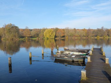 Bir Alman nehrinde sonbahar zamanı