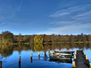 Bir Alman nehrinde sonbahar zamanı
