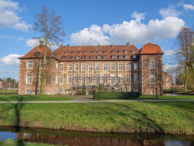 Alman Muensterland 'inde bahar vakti güneşli bir gün.,
