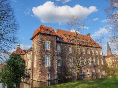 Alman Muensterland 'inde bahar vakti güneşli bir gün.,