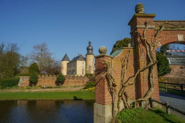 Alman muensterland 'inde bahar zamanı kaleler ve ağaçlar