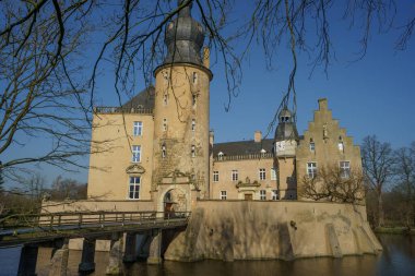 Alman muensterland 'inde bahar zamanı kaleler ve ağaçlar